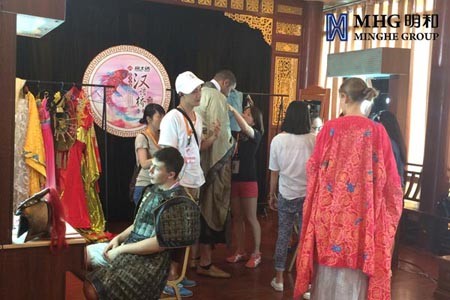 节目拍摄前选手服装准备